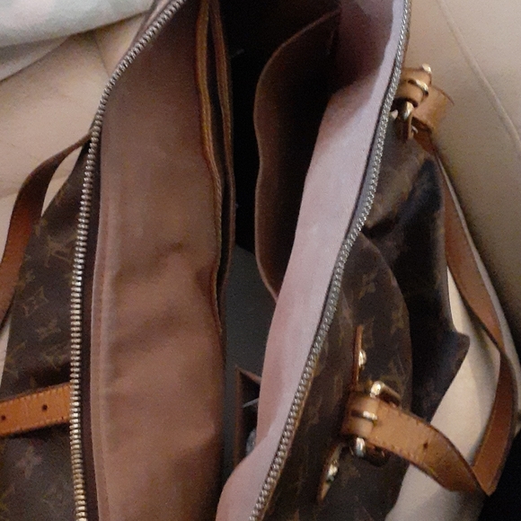 Louis Vuitton - Picture 6 of 8